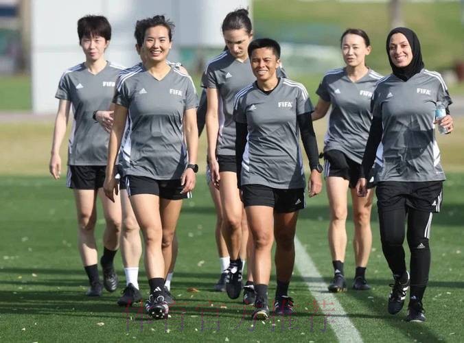 女子裁判组携手执裁中超联赛