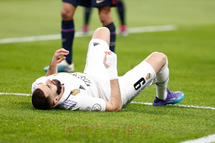 记者：皇家马德里不会冒险让本泽马出战大巴黎